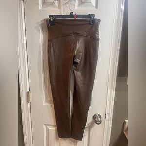 Spans Faux Leather leggings.